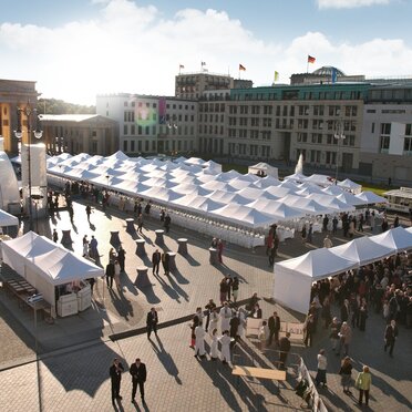 Gazebo pieghevoli bianchi 8x4 e 6x4 m ad un grande evento con tante perosone ad Alexanderplatz a Berlino