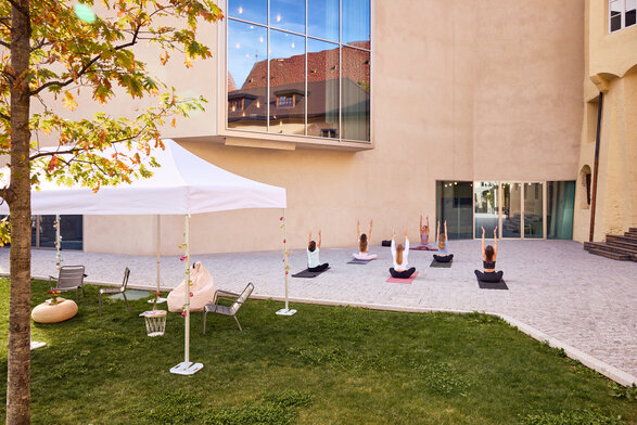 Gazebo Ecotent bianco 6x4m su gairdino davanti alla biblioteca di Bressanone utilizzato outdoor per area relax 