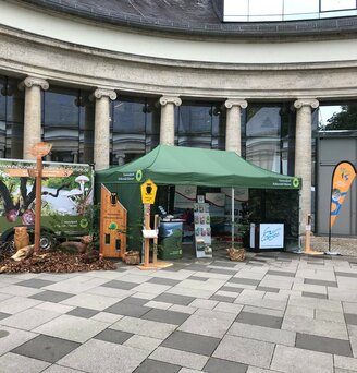 Gazebo pubblicitario 6x3 verde personalizzato con logo parco nazionale e pareti laterali chiuse all'intreno di un edificio storico