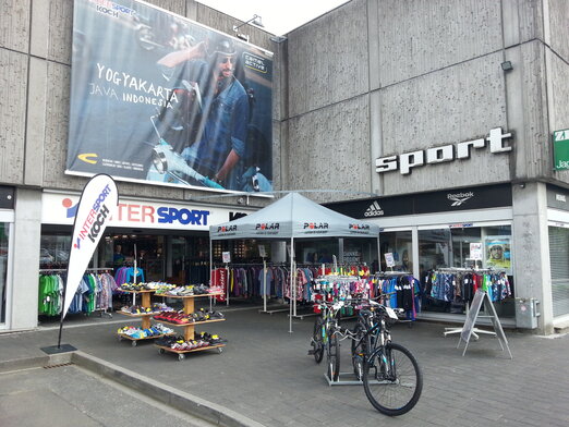 Gazebo 3x3 grigio personalizzato con logo Polar per vendia vestiti sportivi all'esterno di uno shop con bandiera a goccia pubblicitaria bianca personalizzata con logo