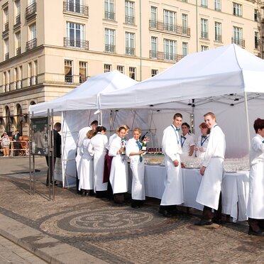 Due gazebo bianchi per catering 4,5x3 in una piazza