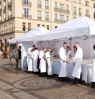 Due gazebo bianchi per catering 4,5x3 in una piazza