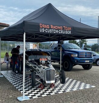 Gazebo paddock 6x4 nero personalizzato con logo Drag Racing Team copre un'auto d'epoca nera