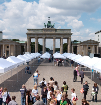 Allestimento di gazebo pieghevoli bianchi Ecotent utilizzati durante un grande evento in piazza a Berlino