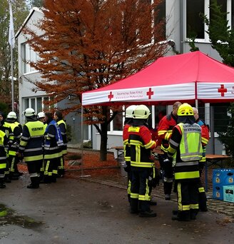 Gazebo 4,5x3 rosso per la Croce Rossa utilizzato in una situazione di emergenza con la pioggia