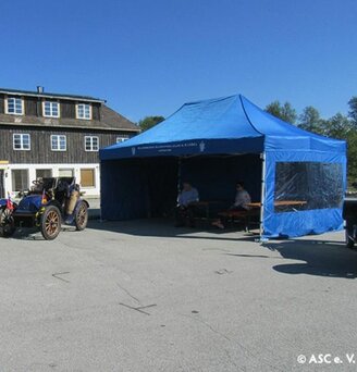 Gazebo 6x4m blu con teli laterali personalizzato con stampa club ACS viciino ad un'auto d'epoca