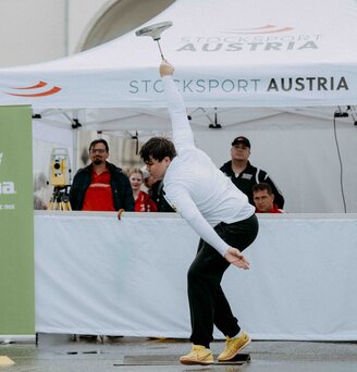 Un gazebo pieghevole stampato bianco della serie E2 di Ecotent, di 4,5 x 3 metri con pareti laterali, viene utilizzato in occasione di un evento sportivo organizzato da Stocksport Austria.