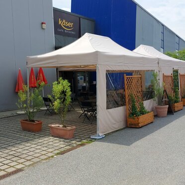 2 gazebo pieghevoli di 4,5 x 3 m si trovano davanti al panificio Käser di Vilshofen. Servono come tettoie per gli ospiti.