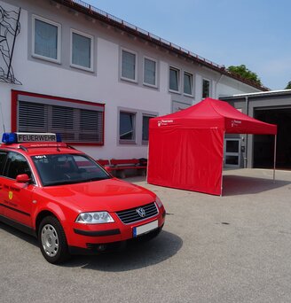 Gazebo 3x4,5 rosso per vigili del fuoco con una parete laterale rossa e scritta bianca personalizzata